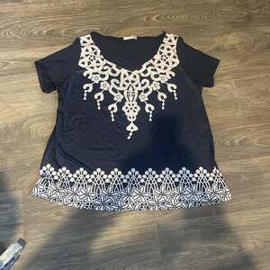 Rosegal Plus Size Braided Sleeves Appliqued Flowers T-shirt